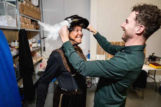 Piet krijgt zijn hoed op.