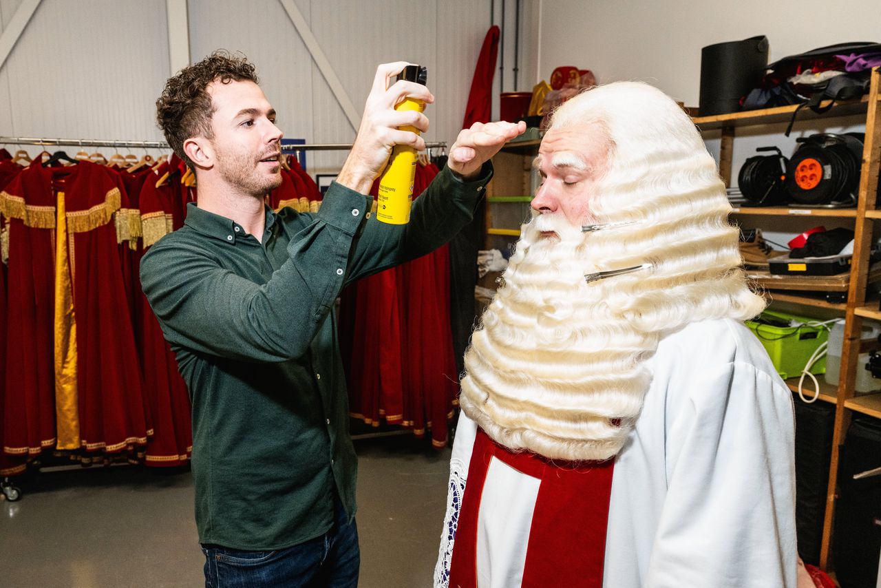 De laatste hand wordt aan Sinterklaas gelegd