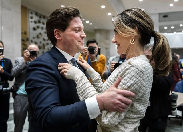 Thom van Campen wordt gefeliciteerd door Dilan Yesilgöz nadat hij is gekozen tot nieuwe Kamervoorzitter. 