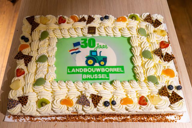 Trekker op taart, ter ere van het dertigjarig jubileum van de Brusselse landbouwborrel.