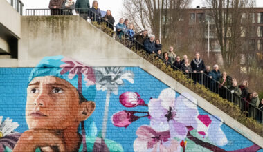 Nieuwe muurschildering onder viaduct bij tramhalte Ouderkerkerlaan