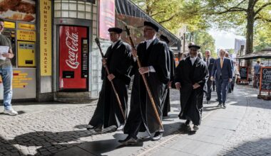 Een stoet van hoogleraren door de binnenstad van Enschede