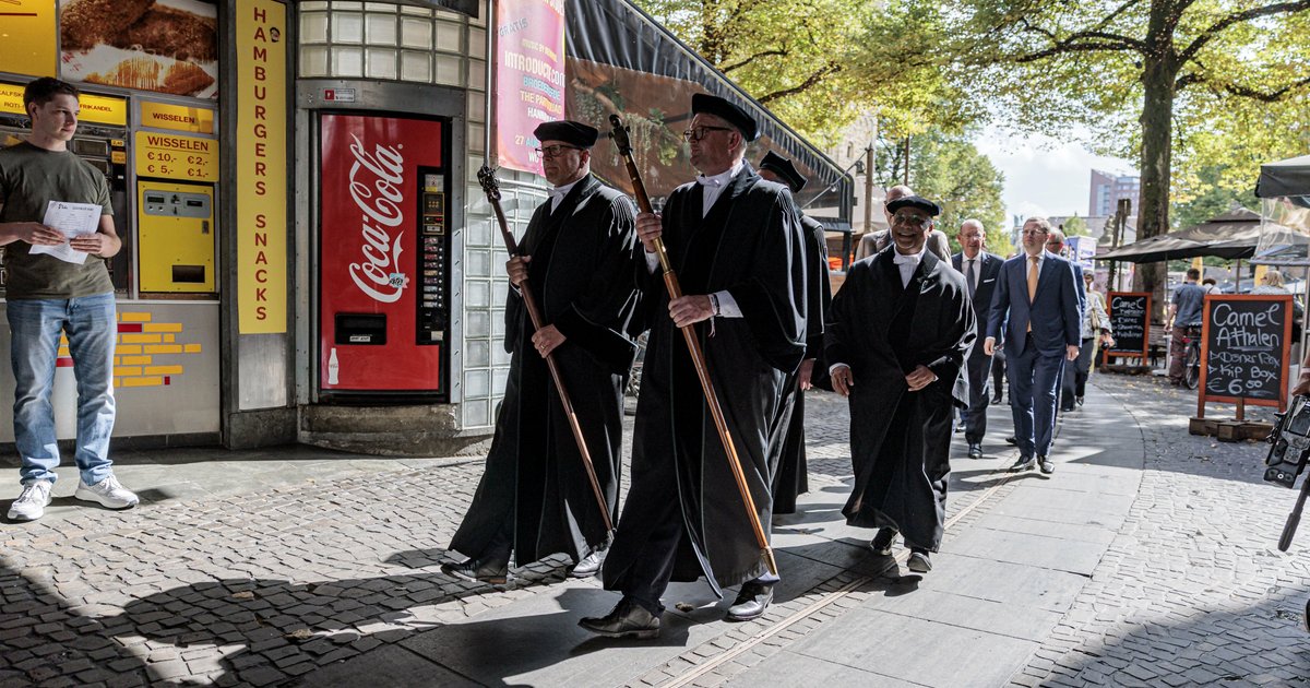 Een stoet van hoogleraren door de binnenstad van Enschede