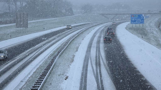 Wegen in Groningen kleuren wit, kans op winterse buien zondag groter