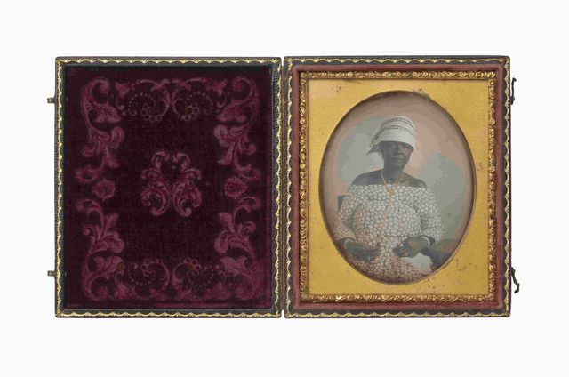 Portret van Sophie Oostvriesland. In 1856 werd zij door Egbert van Emden gemanumitteerd en was, na bijna vijftig jaar in slavernij te hebben geleefd, op het moment van deze foto een vrij persoon. 