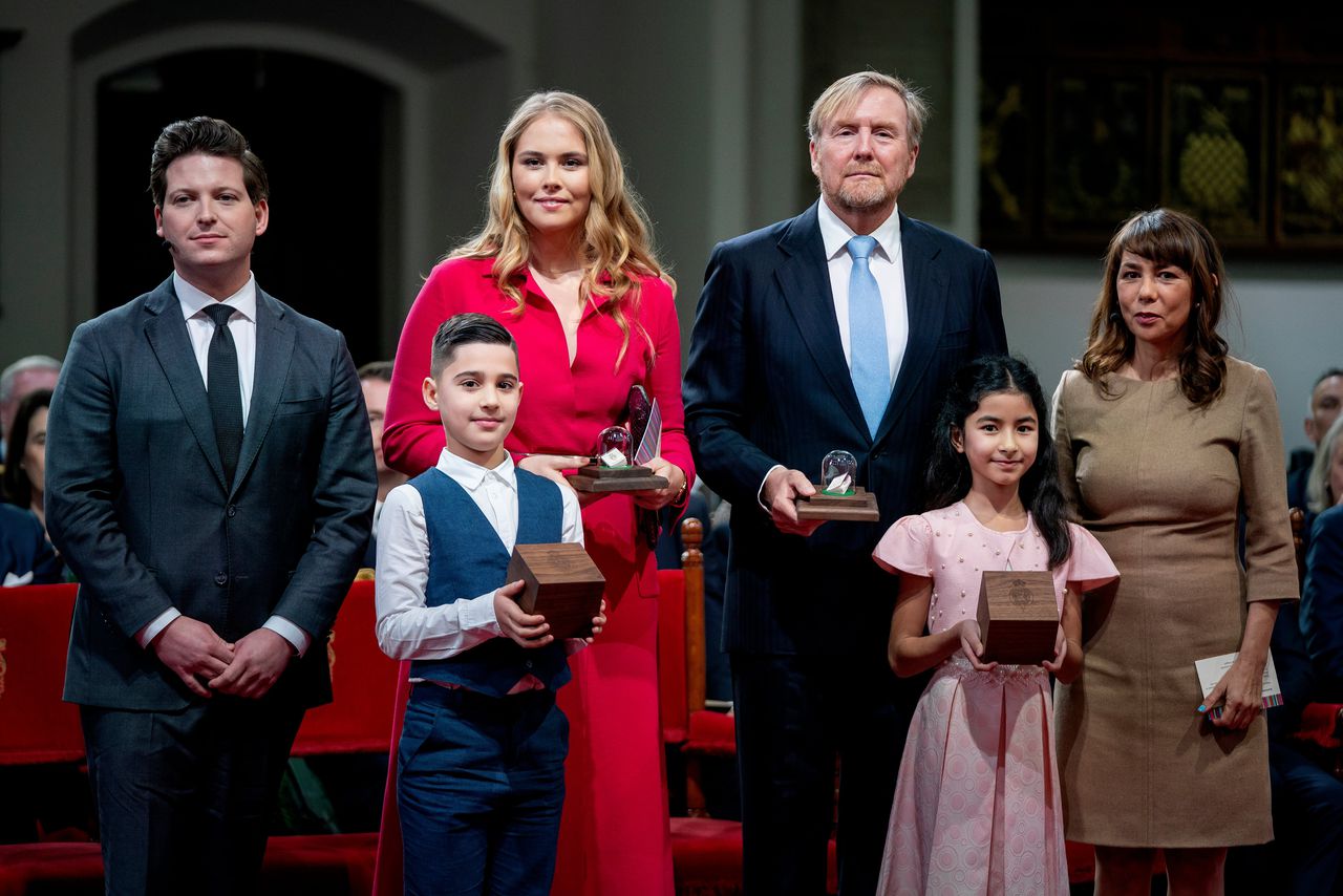 De koning, de kroonprinses en de voorzitters van de Eerste en Tweede Kamer, met voor hen Owen (links) en Erkinay.