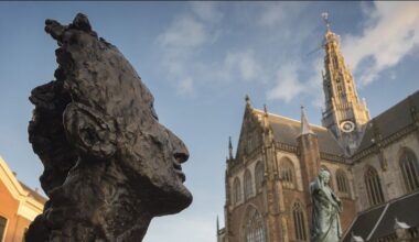 De stem van Harry Mulisch, een tikje jong nog, leest voor in Haarlem