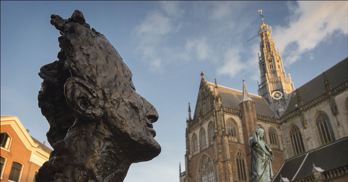 De stem van Harry Mulisch, een tikje jong nog, leest voor in Haarlem