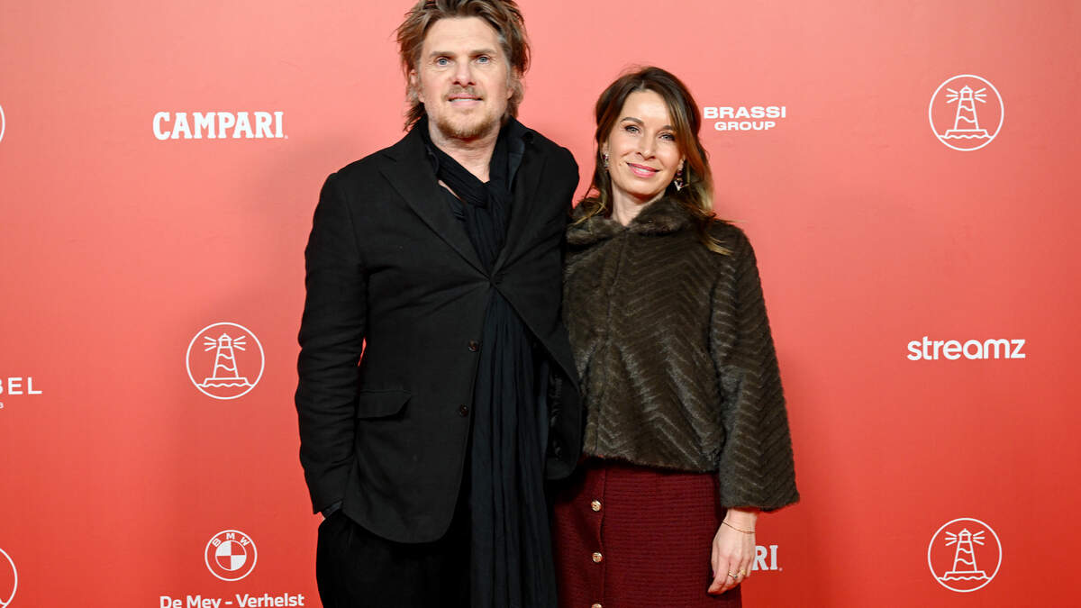 ‘Familie’-acteur Werner De Smedt na meer dan twee decennia uit elkaar met Julie: “We houden nog steeds van elkaar”