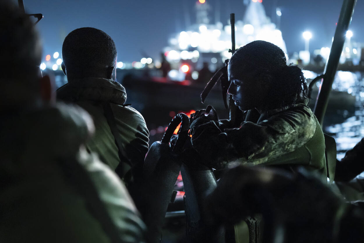 Een CARMIL-militair op een boot.