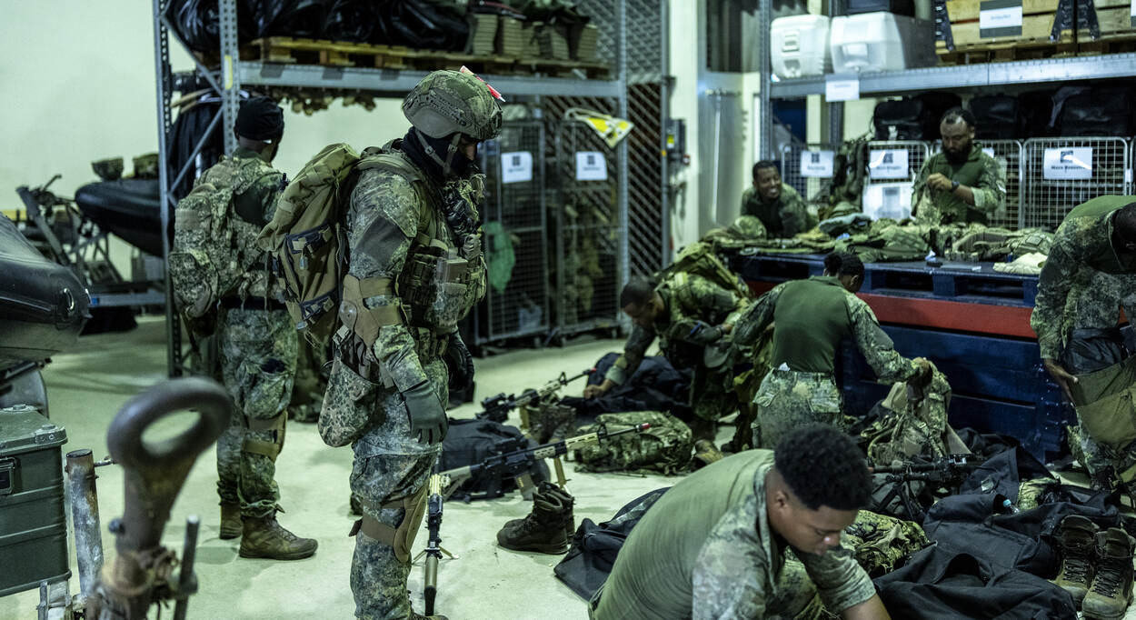 Militairen van de CURMIL maken zich klaar voor een amfibische oefening
