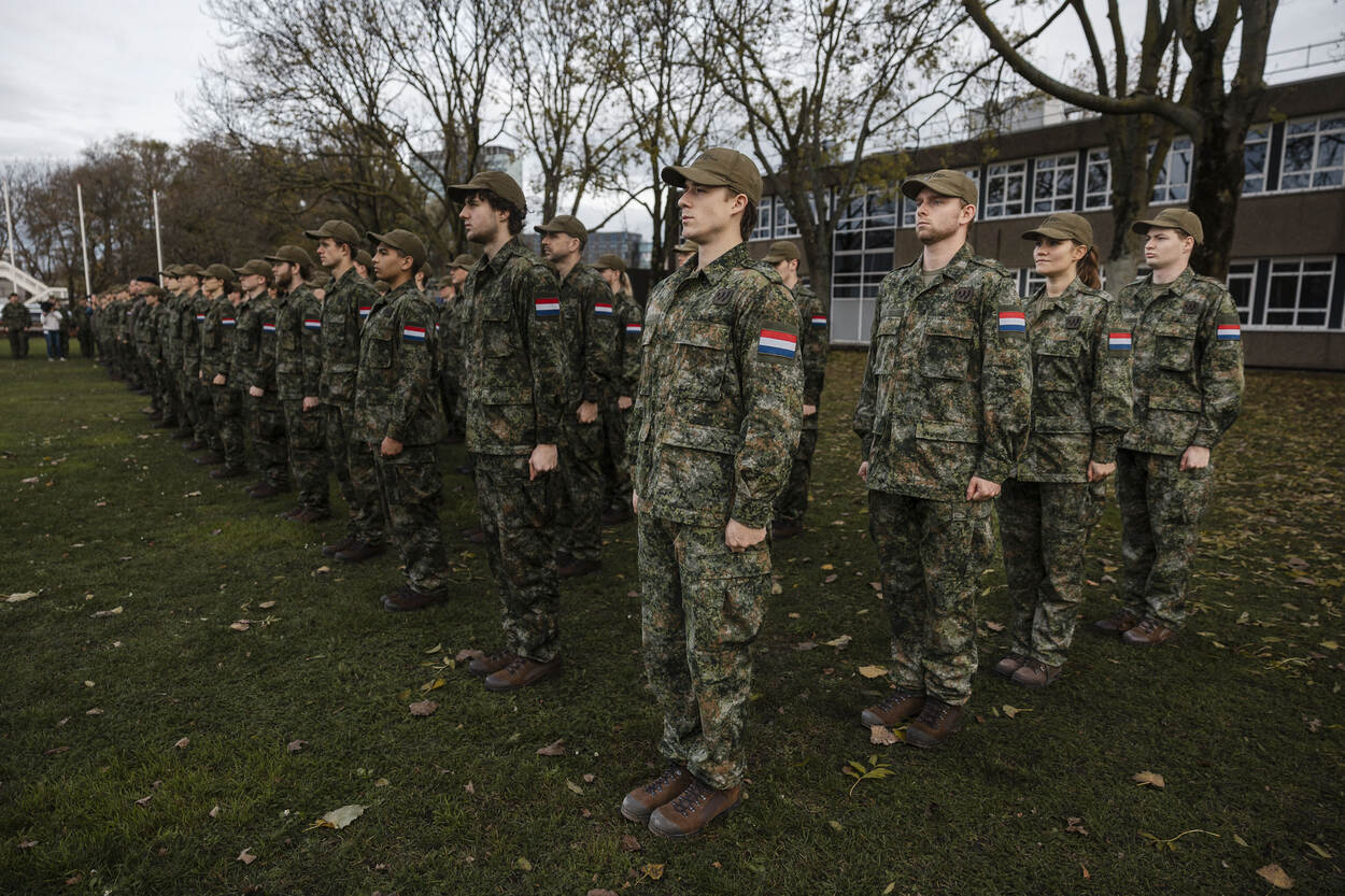 De eerste lichting NWT-cursisten telt 125 personen, van wie er 24 procent vrouw is. De jongste is achttien jaar oud, de oudste 52. Iedere cursist krijgt dezelfde opleiding, dus de pelotons zijn zeer gemêleerd qua samenstelling. Dit is bewust gedaan om ook kennis te maken met andere mensen uit de maatschappij.