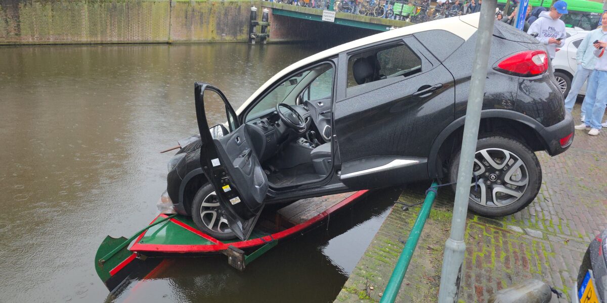 Auto rijdt van kade op Steenschuur