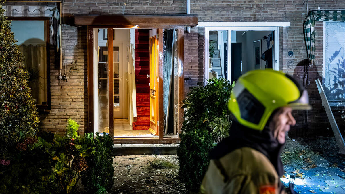 Hulpdiensten doen onderzoek nadat er een explosief afging in Hillegom.