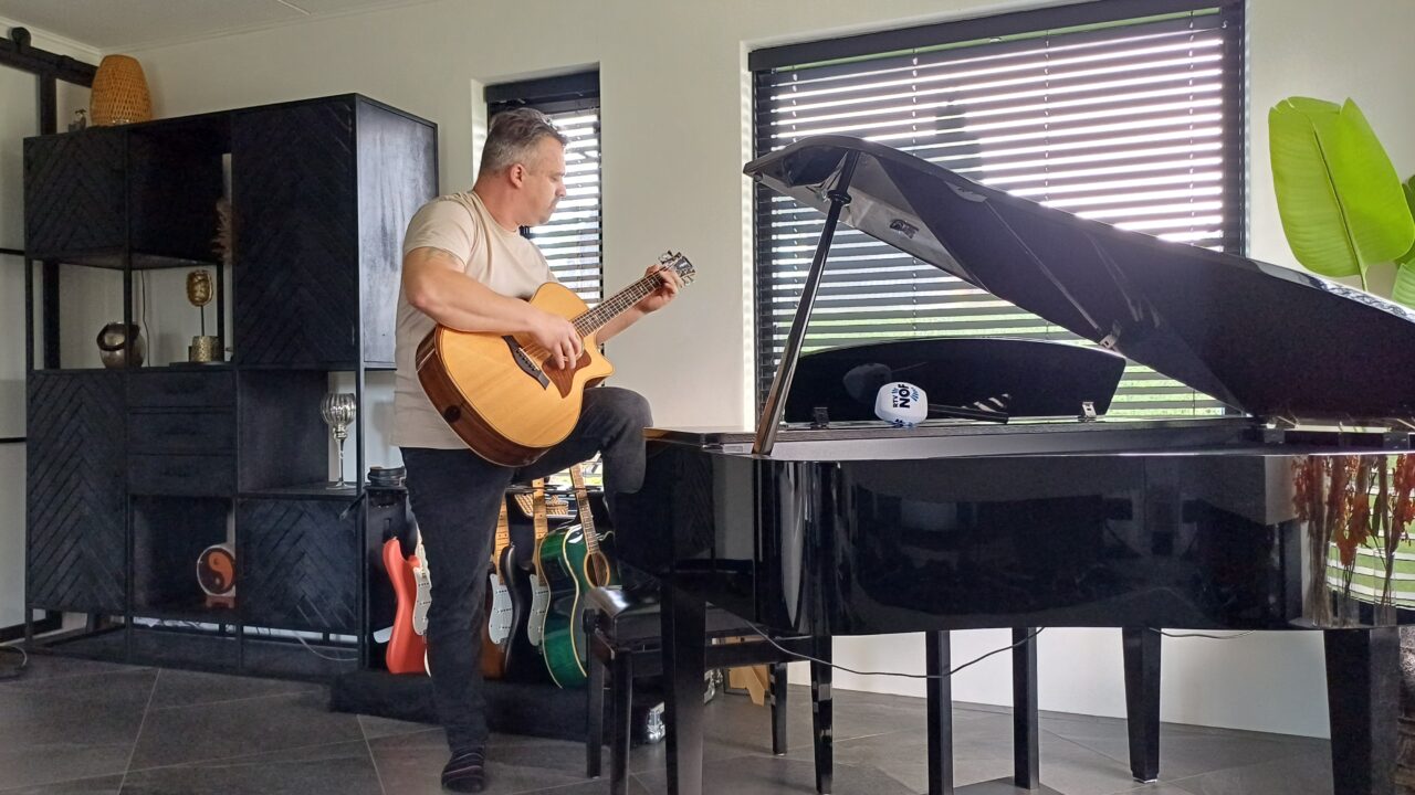 Zanger Johan de Haan maakt als Dutch Bryan Adams indruk: "Muzyk meitsje is it moaiste wat der is"