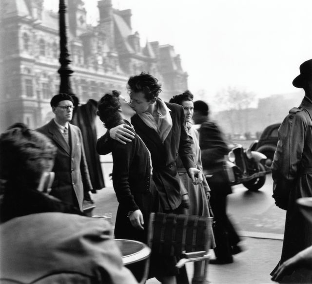 Doisneaus beroemde ‘Le baiser de l’Hôtel de Ville’, uit 1950.