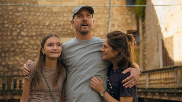 Jerka Johansson (midden) als Timmy Kraft, die ook met zijn vrouw Maja (Rakel Wärmländer) en kind
op Mallorca woont in ‘Where the Sun Always Shines’.