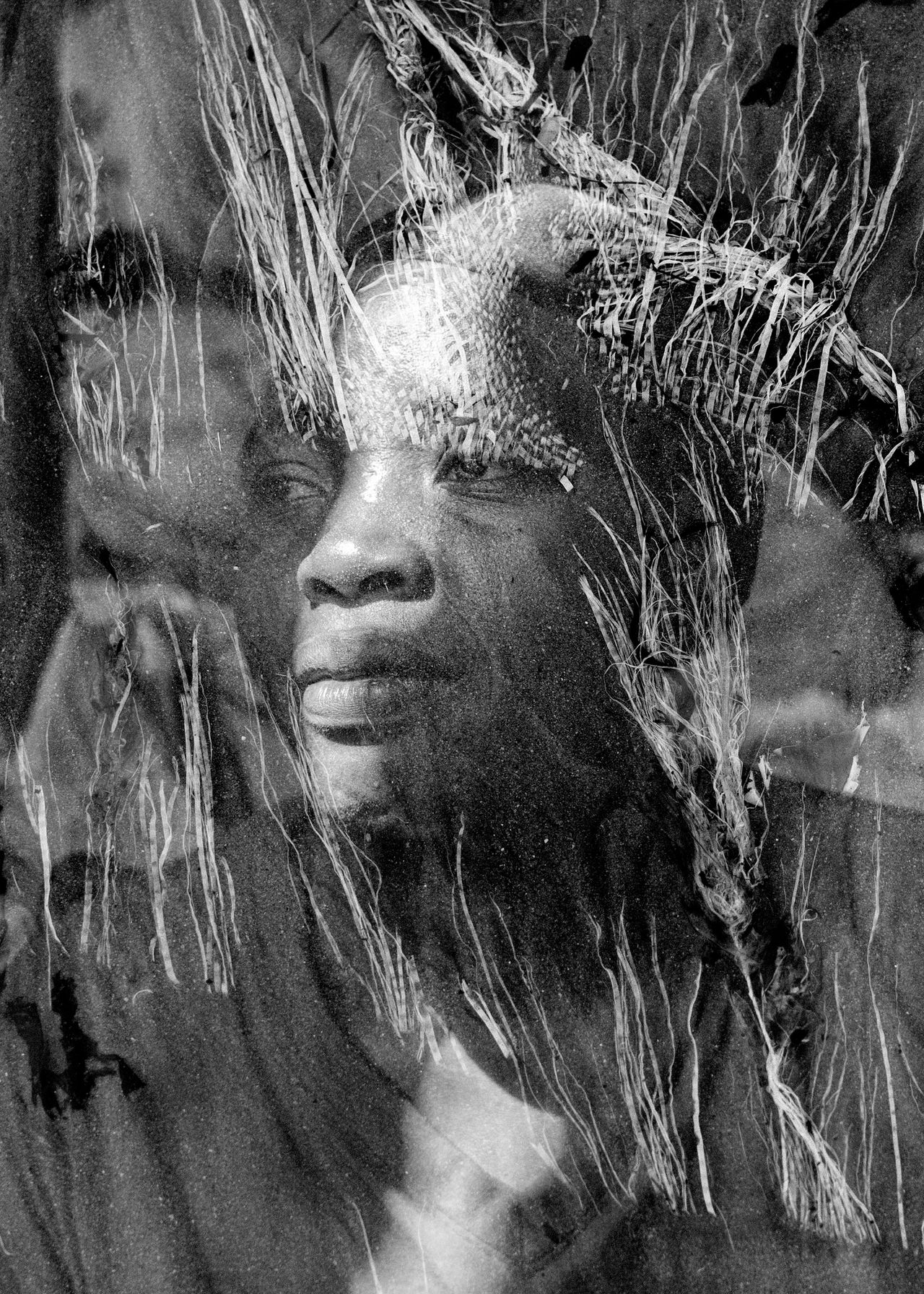 De zware balen kleding die kayayei Saida draagt, veroorzaken ernstige nek- en rugklachten.