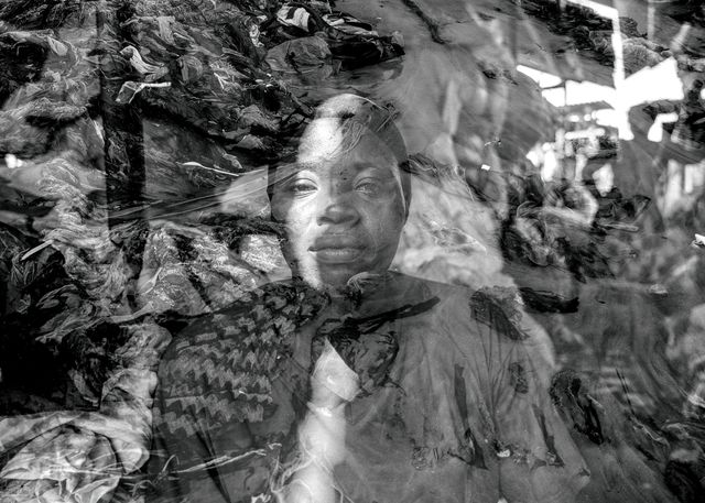 Saida versjouwt kleding op de Kantamanto-markt om geld te kunnen sturen naar haar dochter in het noorden van het land. 