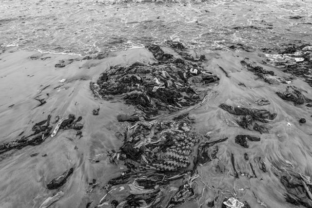 Plastic en textielresten vervuilen de kust van Accra.