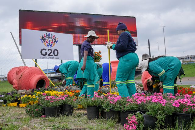 Medewerkers van het stadspark planten bloemen langs een van de belangrijkste snelwegen van Johannesburg.