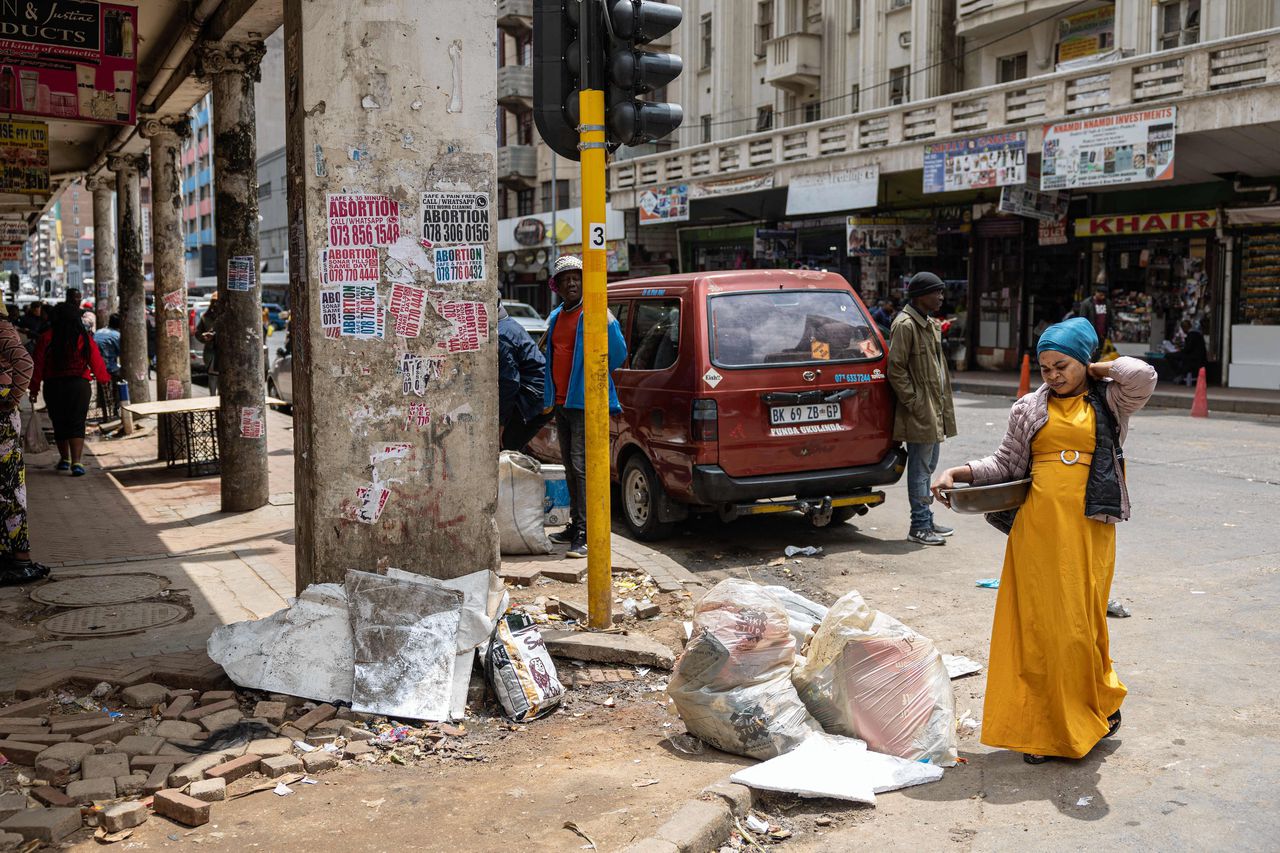 De straten in Johannesburg zijn ernstig vervuild.