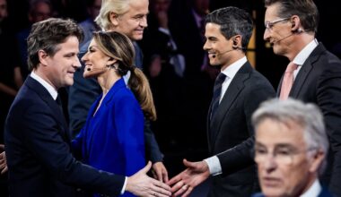 Lijsttrekkers Henri Bontenbal (CDA), Dilan Yeşilgöz (VVD), Geert Wilders (PVV), Rob Jetten (D66) en Joost Eerdmans (JA21) na het slotdebat bij de NOS