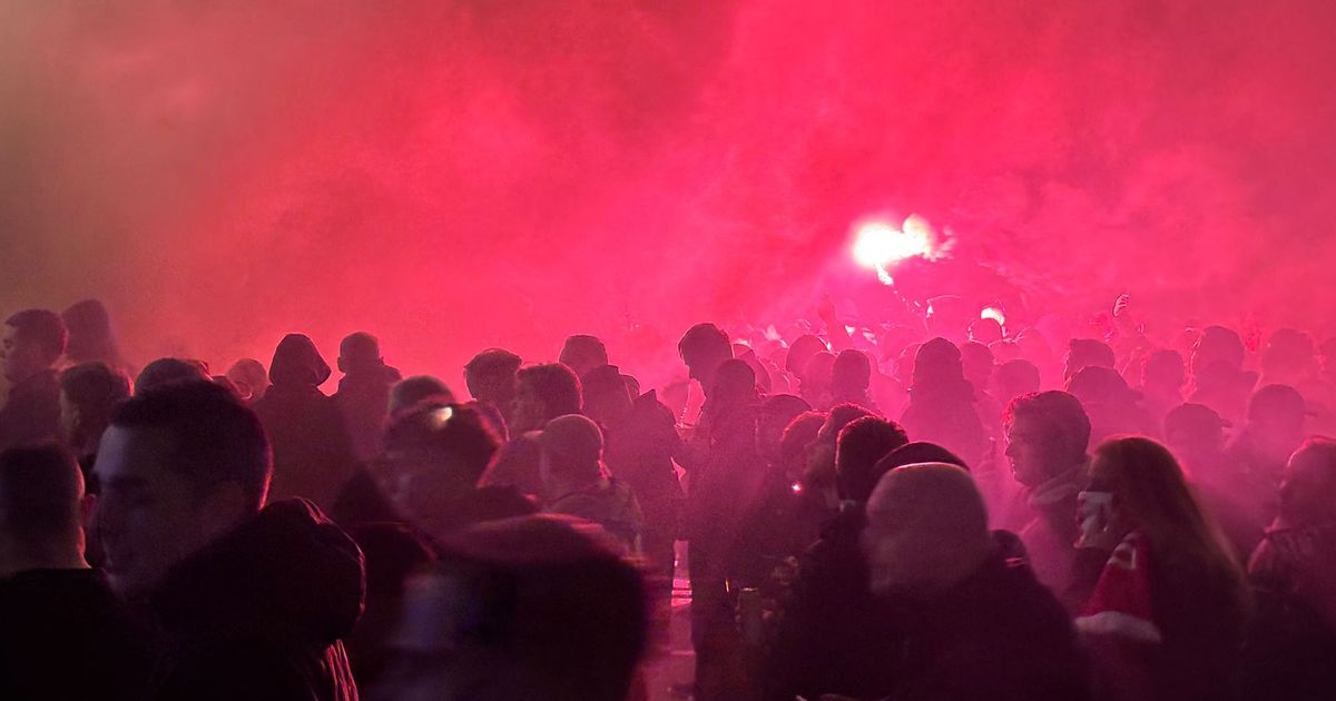 Mars van supporters Feyenoord gestaakt en waterkanon ingezet, ook bij stadion inzet ME - Rijnmond