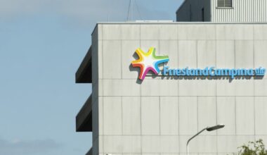 Demonstranten blokkeren zuivelfabrieken van FrieslandCampina