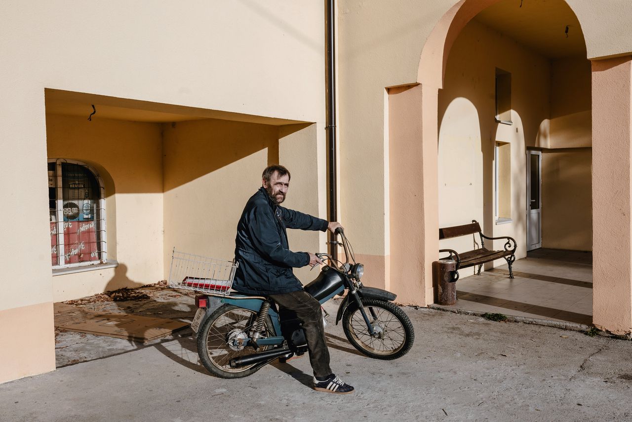 De Servische boer Miodrag Zivkovic procedeert al vijf jaar tegen het Chinese mijnbedrijf om zijn land. 