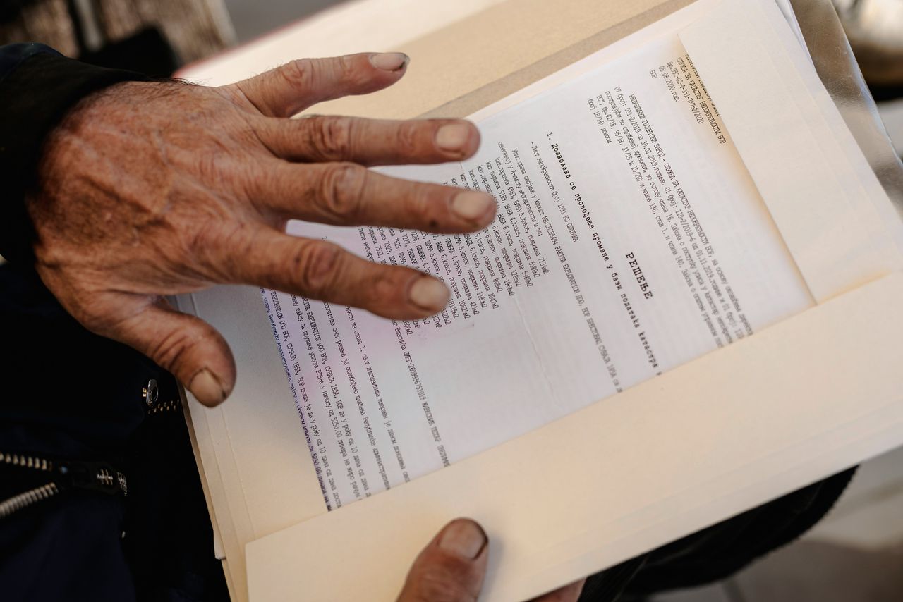 Boer Zivkovic toont de documenten met bewijsstukken uit zijn multomap