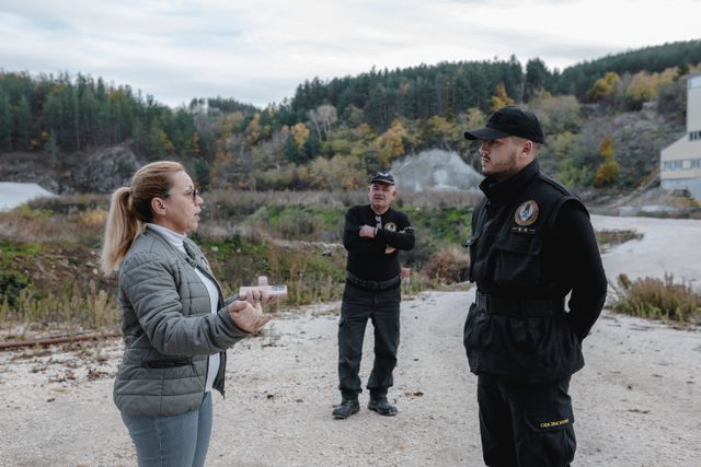 Inwoonster Jasna Tomic wordt omringd door particuliere beveiligers van het Chinese mijnbouwbedrijf Zijin. 