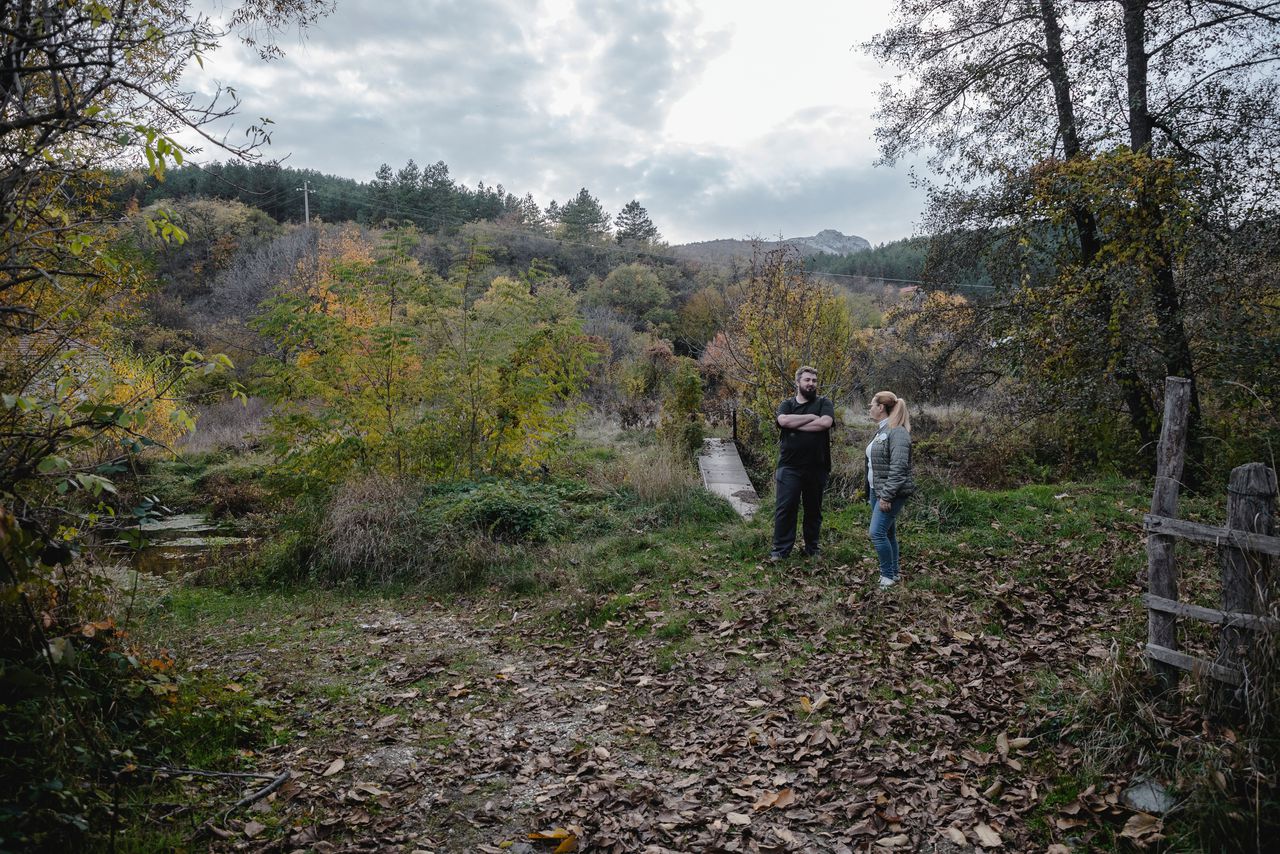 Dejan Lazar en Jasna Tomic staan op Tomics land naast de Zijin-mijn.