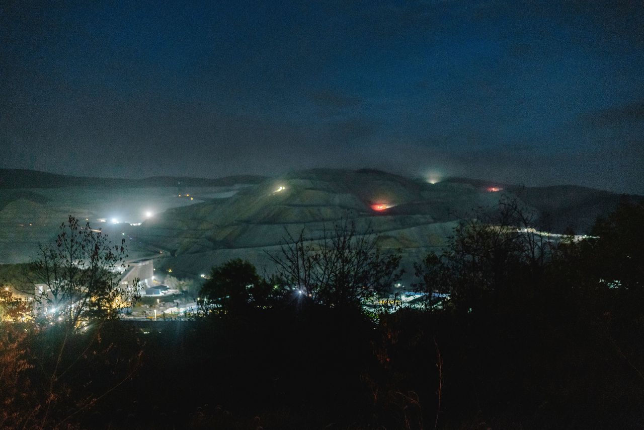 De Krivelj-mijn bij nacht. 