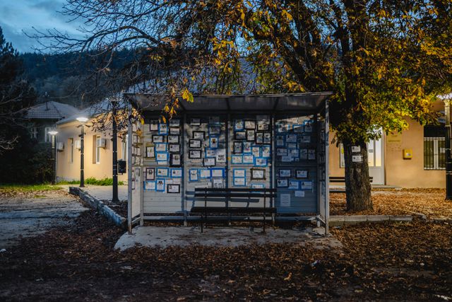 Overlijdensberichten bij de bushalte in het dorp Krivelj