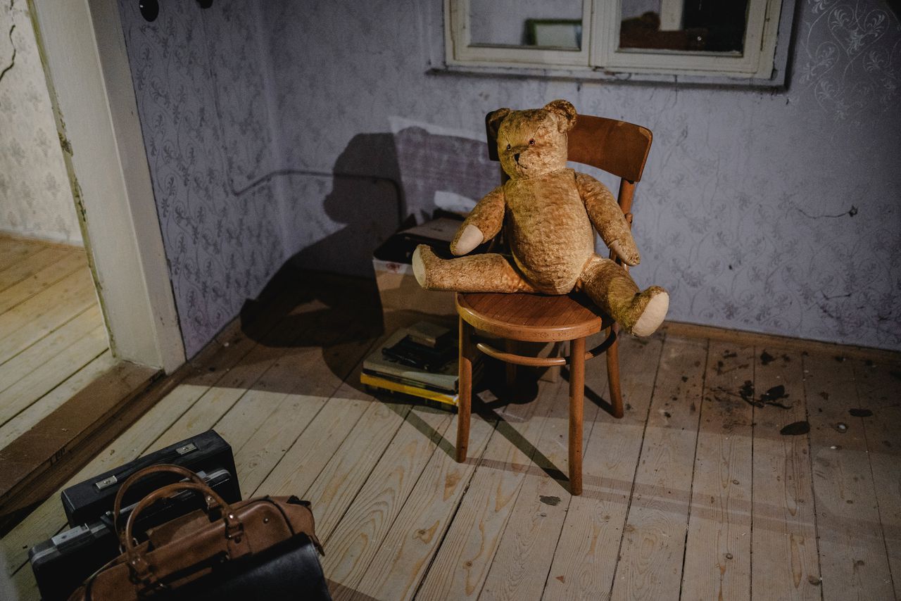 In het verlaten huis van Jasna Tomics oom zijn verschillende voorwerpen achtergebleven. 