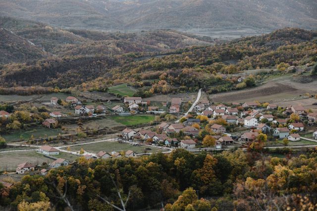 Het dorp Krivelj dreigt te verdwijnen omdat het bedrijf de bewoners onder druk zet om hun land te verkopen voor een fractie van de waarde. 