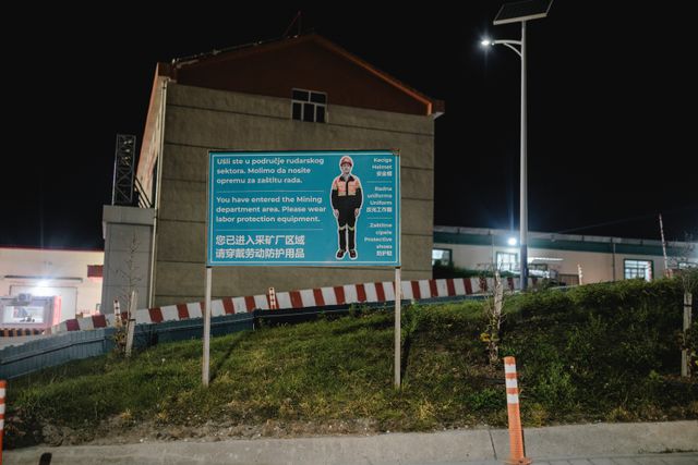 Een bord bij de ingang van de Zijin-mijn met de tekst: ‘U bent op het terrein van de mijnbouwafdeling. Draag beschermende kleding’.