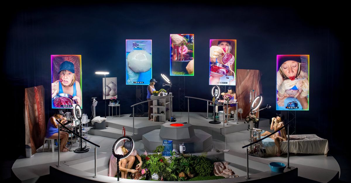 ‘PISS POOL’: Absurdistische performance over TikTok en schoonheidsidealen