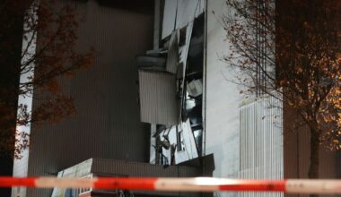 Explosie bij bedrijf aan Rondweg Emmen, gevel weggeblazen