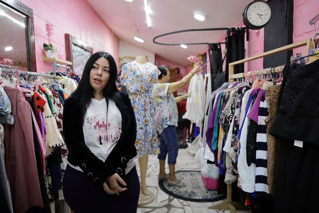 Maily Díaz Abreu ontvluchtte Cuba en opende een kledingwinkel in Paramaribo. Ze droomt ervan een tweede winkel te openen in Nickerie, een stad in het westen van het land. 