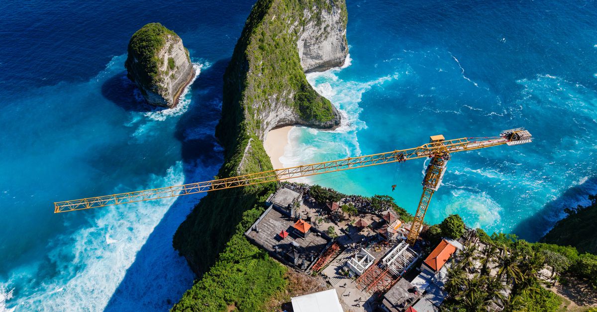 Lift in aanbouw voor toeristen op Indonesisch strand moet bij nader inzien worden afgebroken