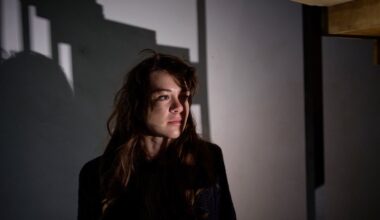 Kunstenaar Minne Kersten bouwt installatie in de Oude Kerk