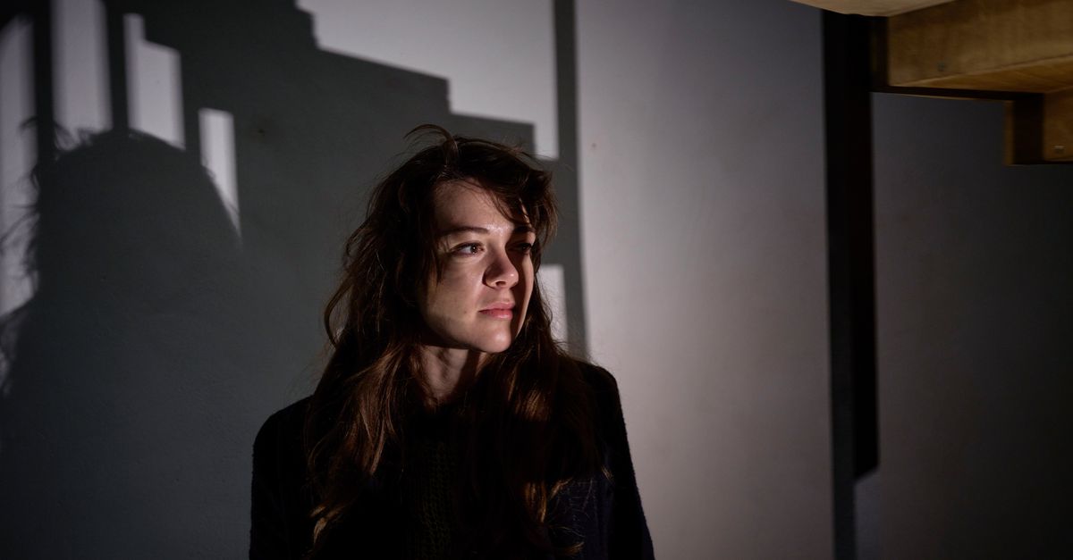 Kunstenaar Minne Kersten bouwt installatie in de Oude Kerk