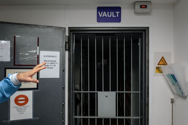 De onbeschreven passen liggen in een kluis.