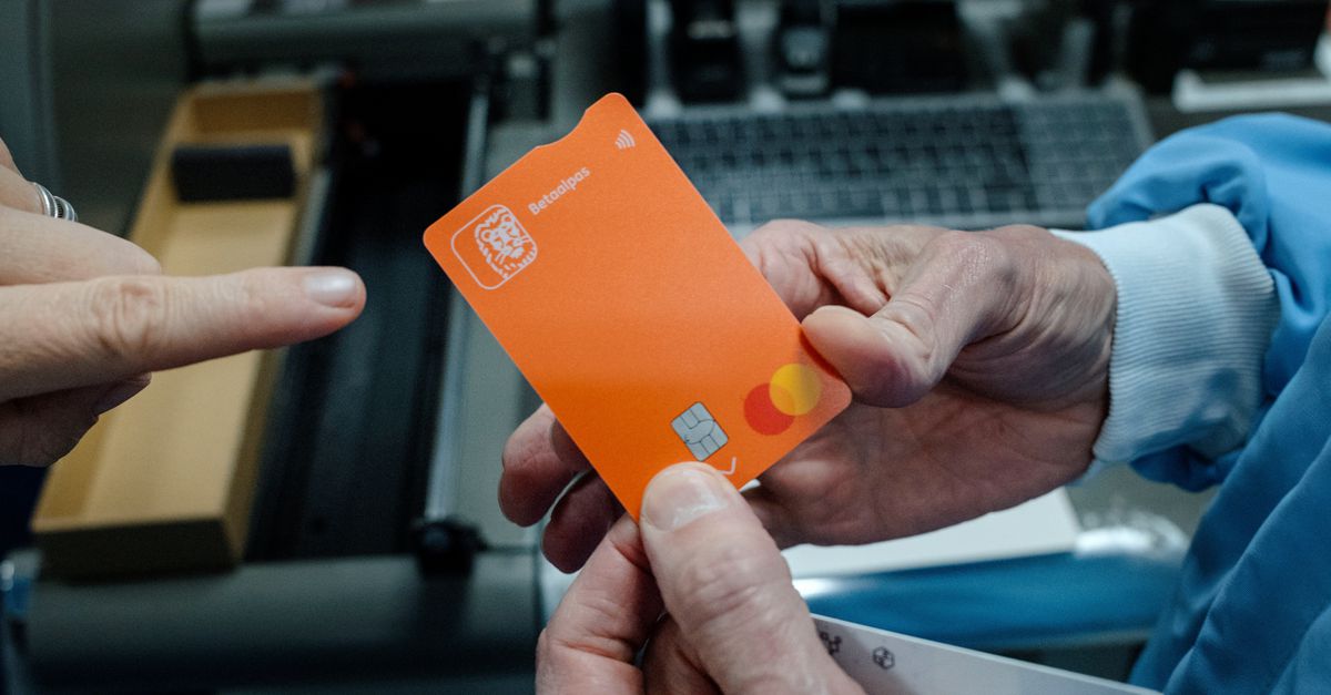 ING drukt in een jaar 10 miljoen nieuwe bankpassen. ‘Het móét goed gaan’