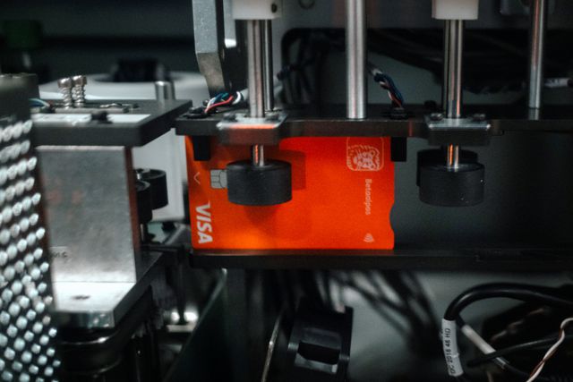 Op drie machines worden de passen van ING beschreven. Op de chip komt informatie, en in cijfers en letters op de pas zelf. Sommige passen worden Visa Debit, andere Debit Mastercard.