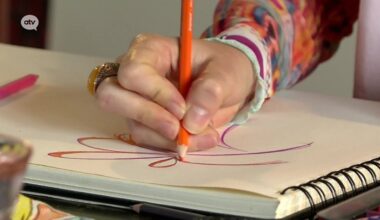 Muziek en schilderijen als basis voor kleurrijke kledij: kunstenaar Ann Bevers lanceert nieuwe collectie 'Spectrum'