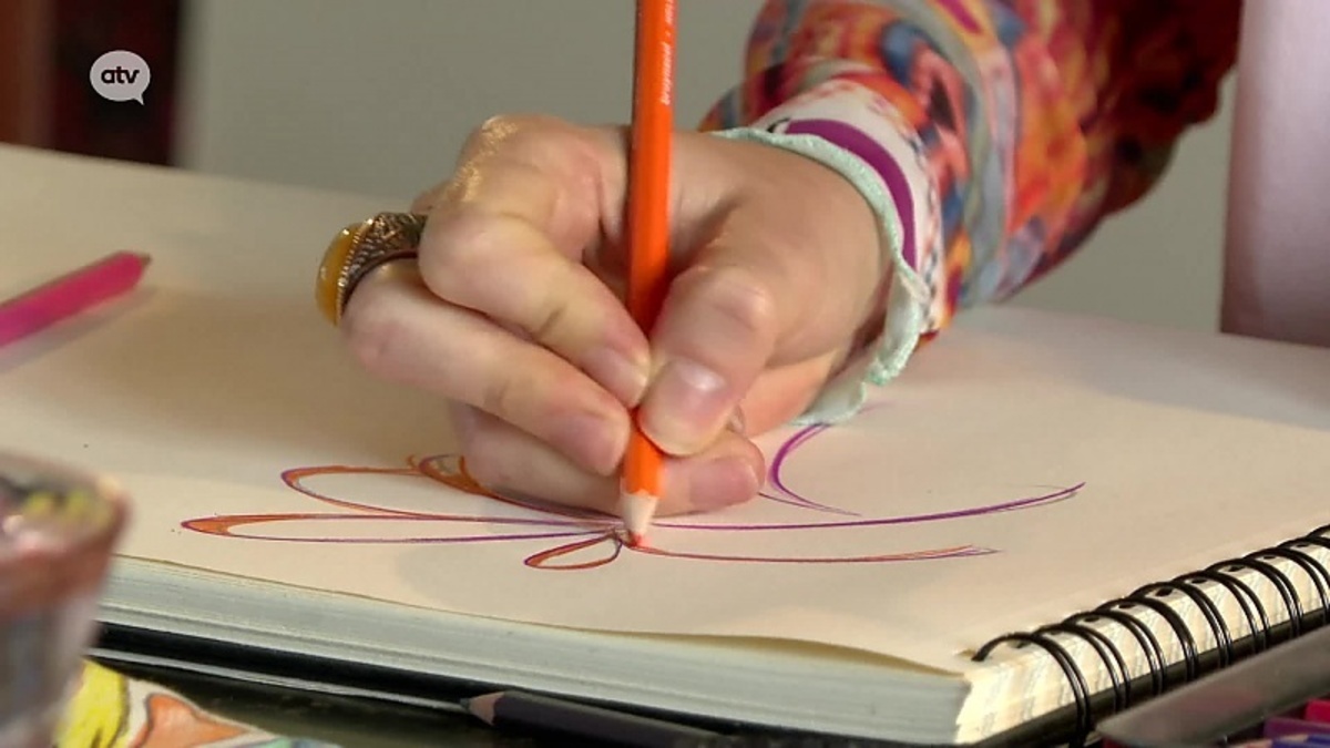 Muziek en schilderijen als basis voor kleurrijke kledij: kunstenaar Ann Bevers lanceert nieuwe collectie 'Spectrum'