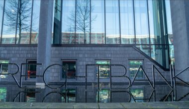 Omroep Flevoland - Nieuws - Man zet geboorte in scène om verkeersboetes te ontlopen, ex trekt bij gemeente aan de bel